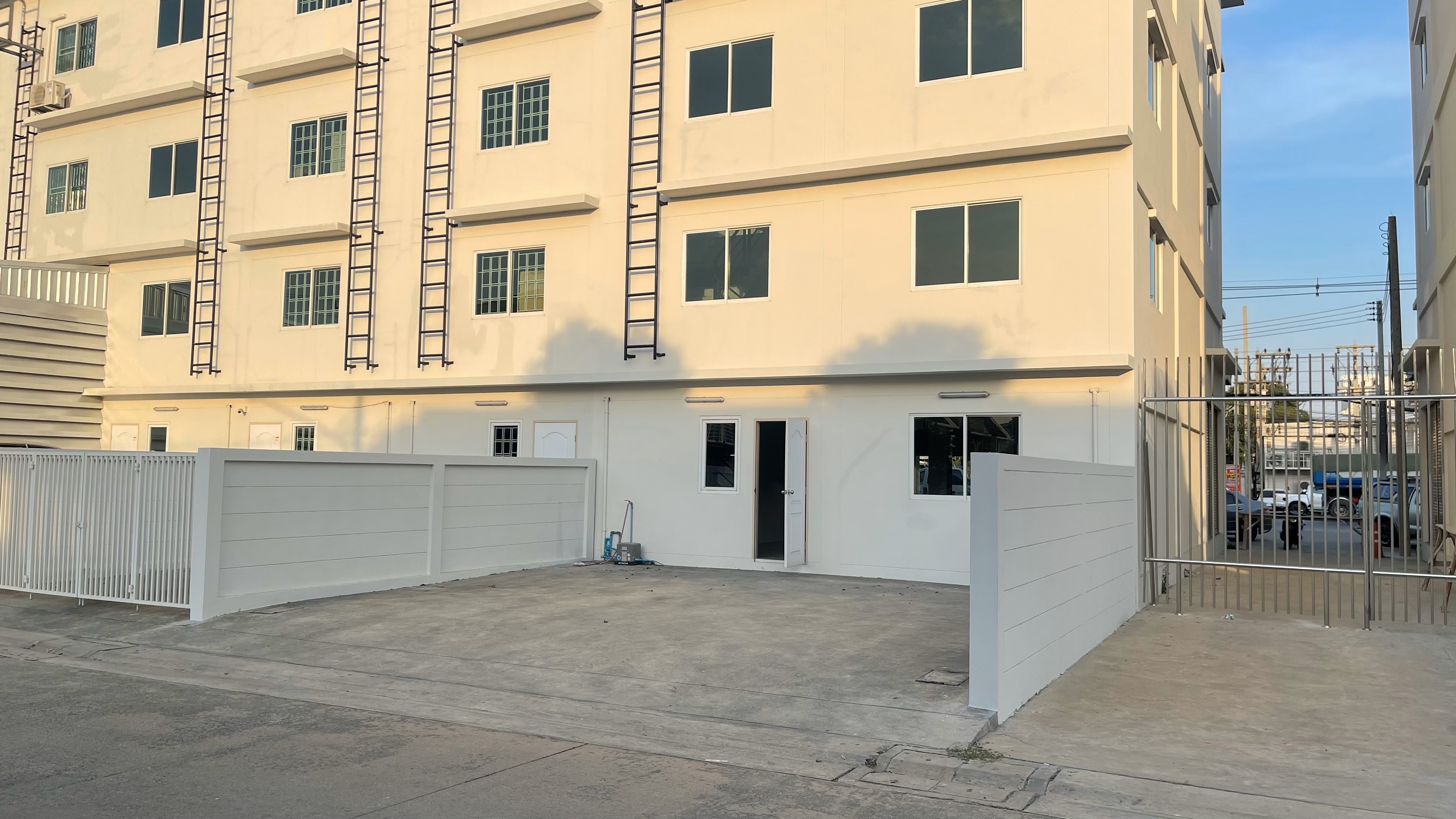 ขาย/ให้เช่า อาคารพาณิชย์2คูหา 3.5ชั้น (อยู่ตรงข้ามตลาดชัชวาล ลำลูกกาคลอง7) มีที่จอดรถส่วนตัว เจ้าของปล่อยเองครับ